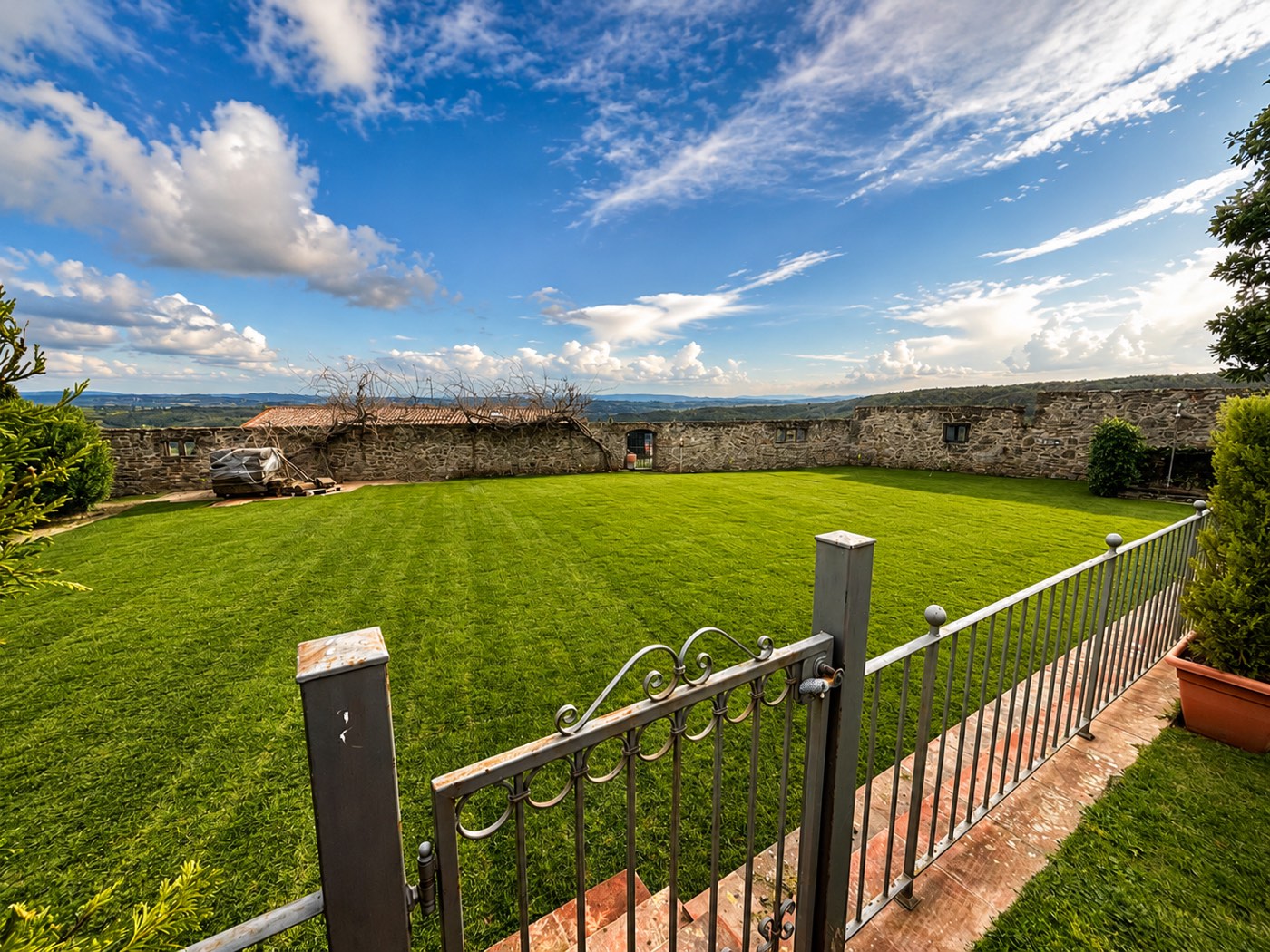 Grande prato all'inglese con vista sulle colline
